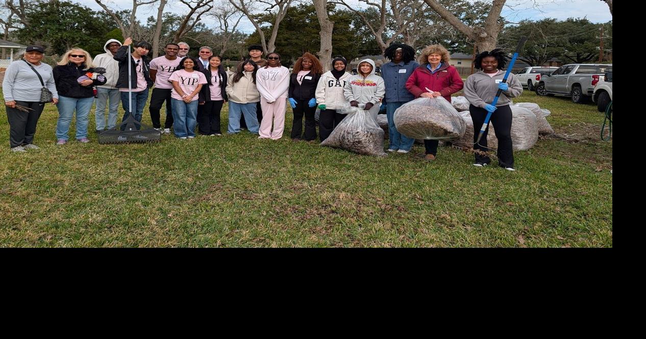 High school volunteers clean Sugar Land's historic San Isidro Cemetery