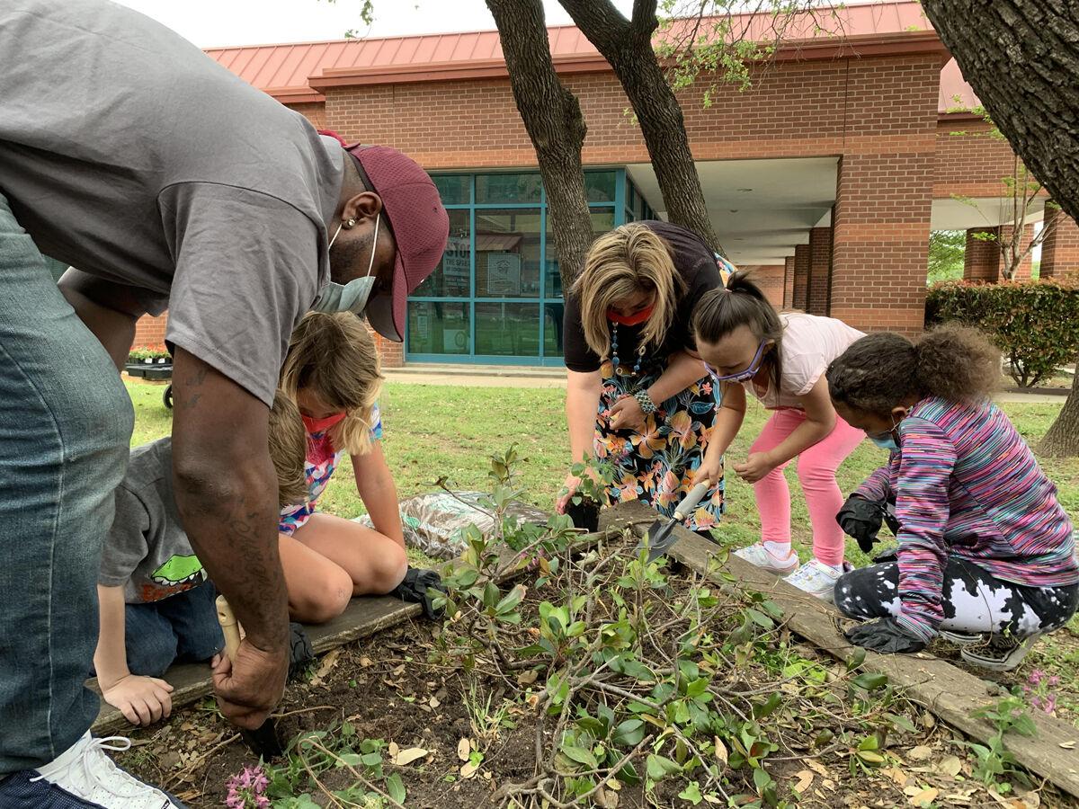 Soldiers Cen Tex Help Beautify School Living Forthoodsentinel Com