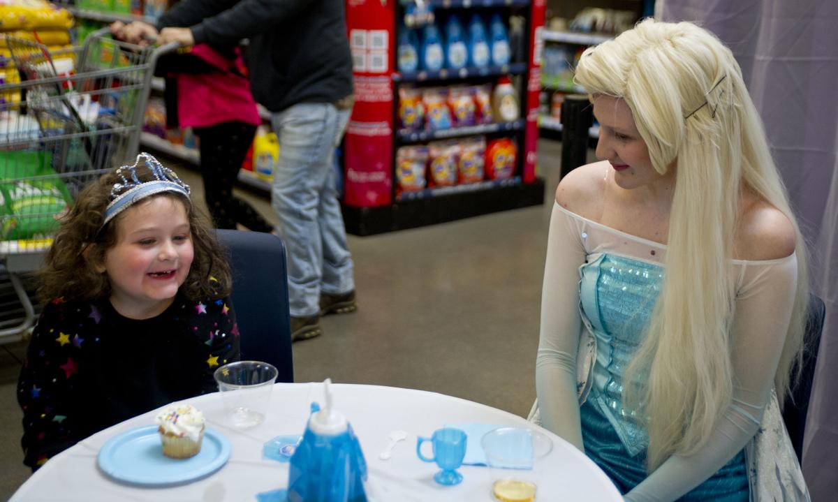 Fictief Perfect Turbine Children meet Elsa, Anna | News | forthoodsentinel.com