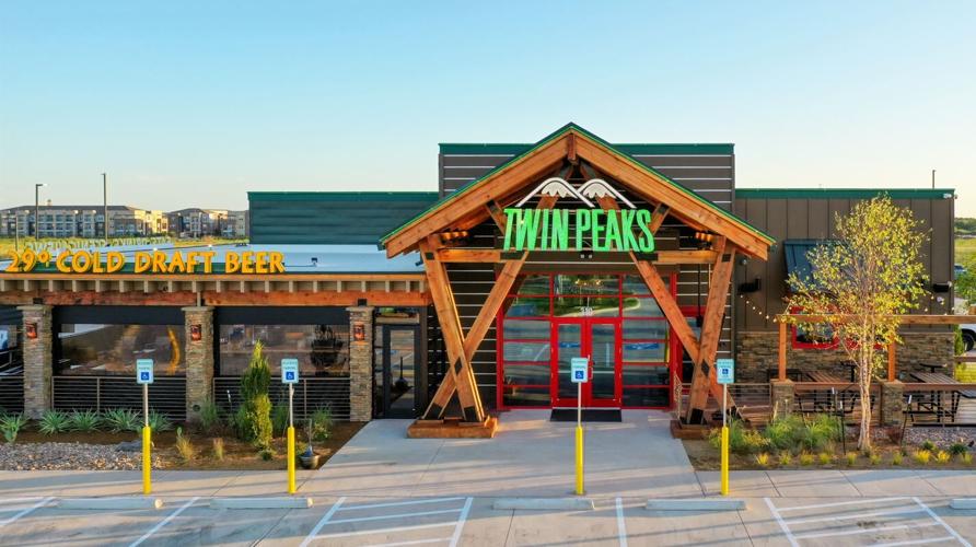 Twin-Peaks-lodge-exterior