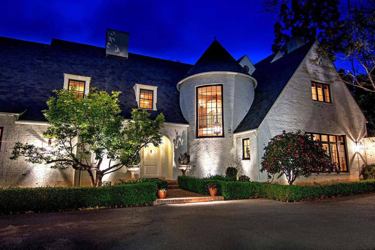 Hot Property Rocker Lindsey Buckingham Takes A Bow In Brentwood