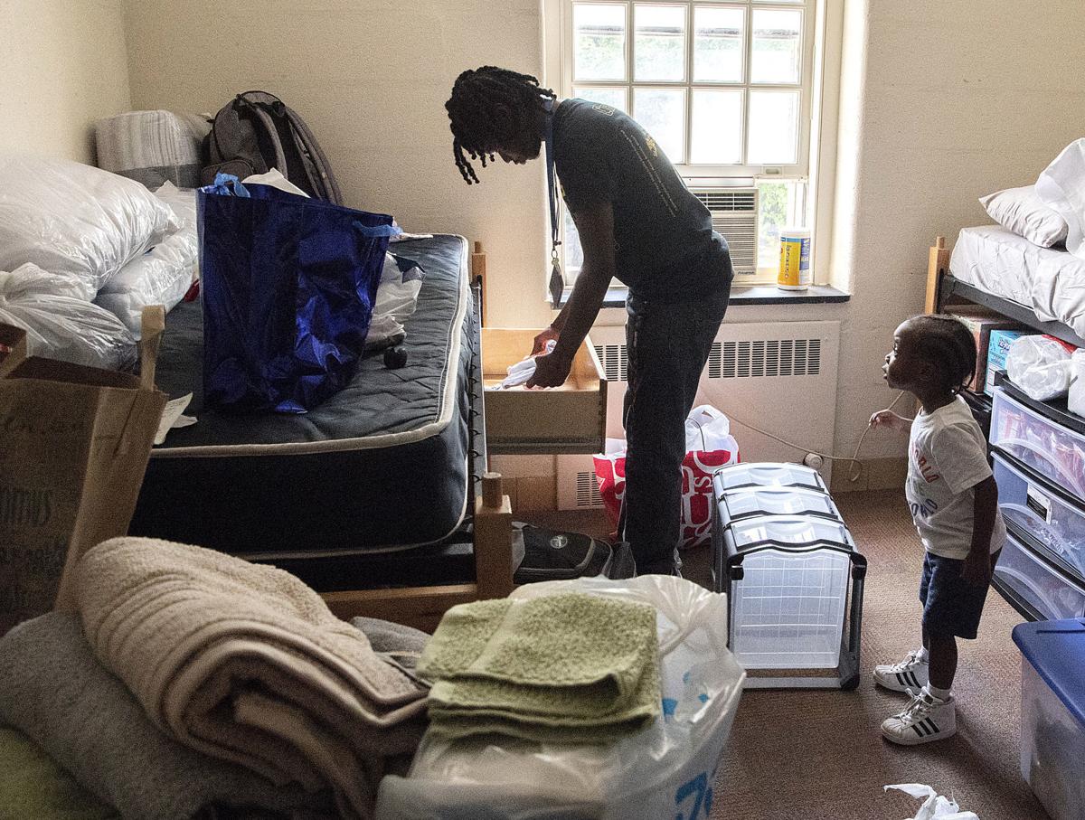 Hood College freshmen to their new home Hood