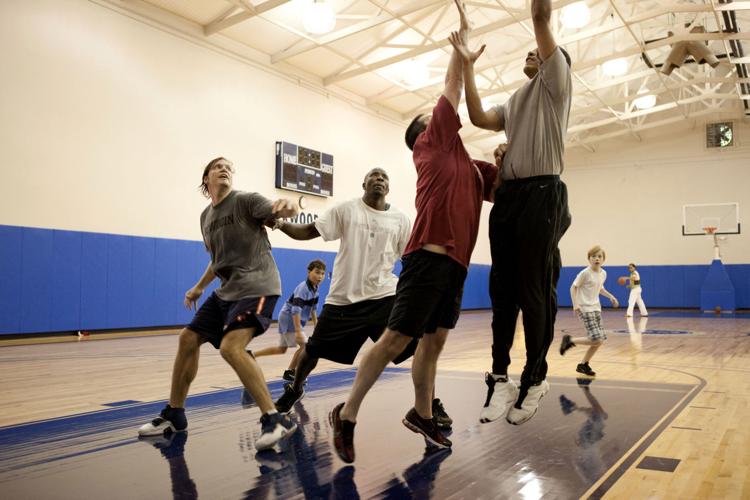 Barack_Obama_playing_basketball_in_Camp_David.jpg