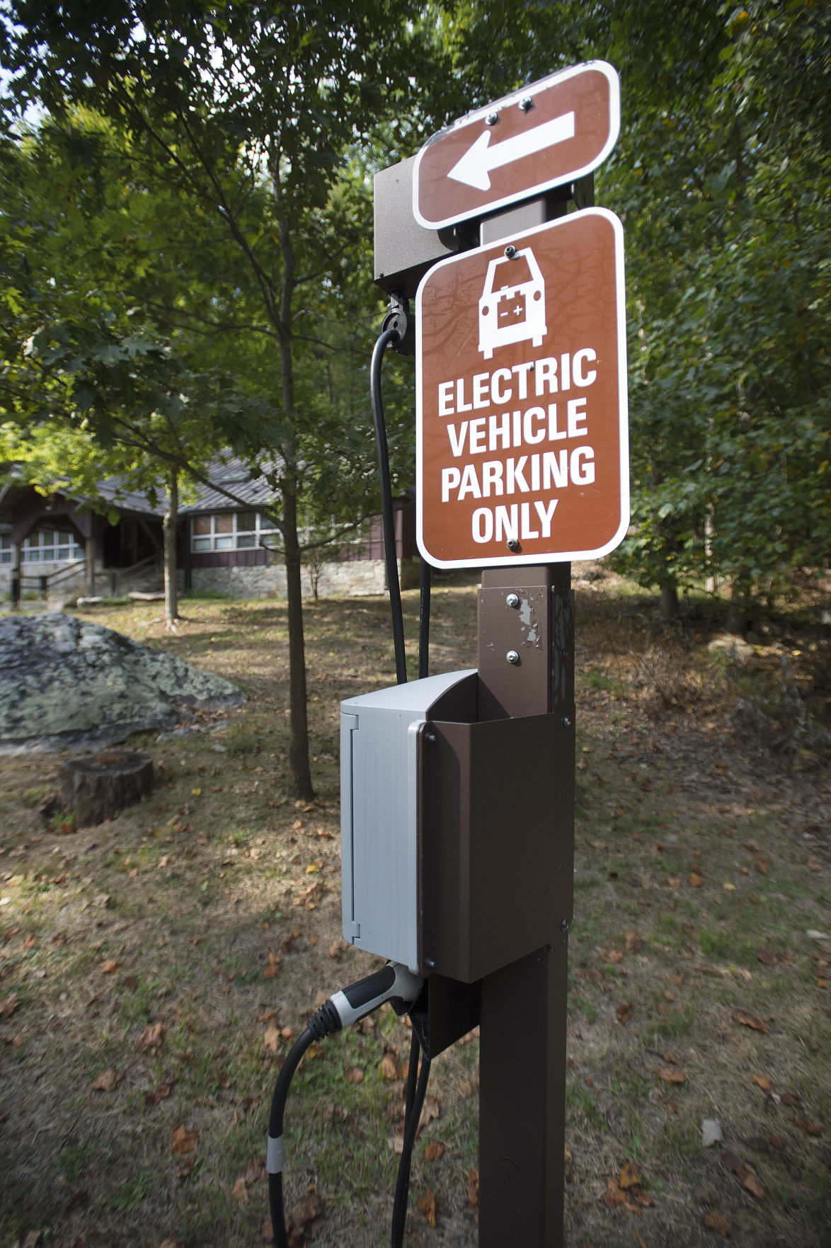 Park's electric car charging stations stand idle | Environment