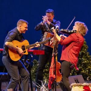 Eileen Ivers’ ‘Joyful Christmas’ makes the Weinberg Stage merry and bright