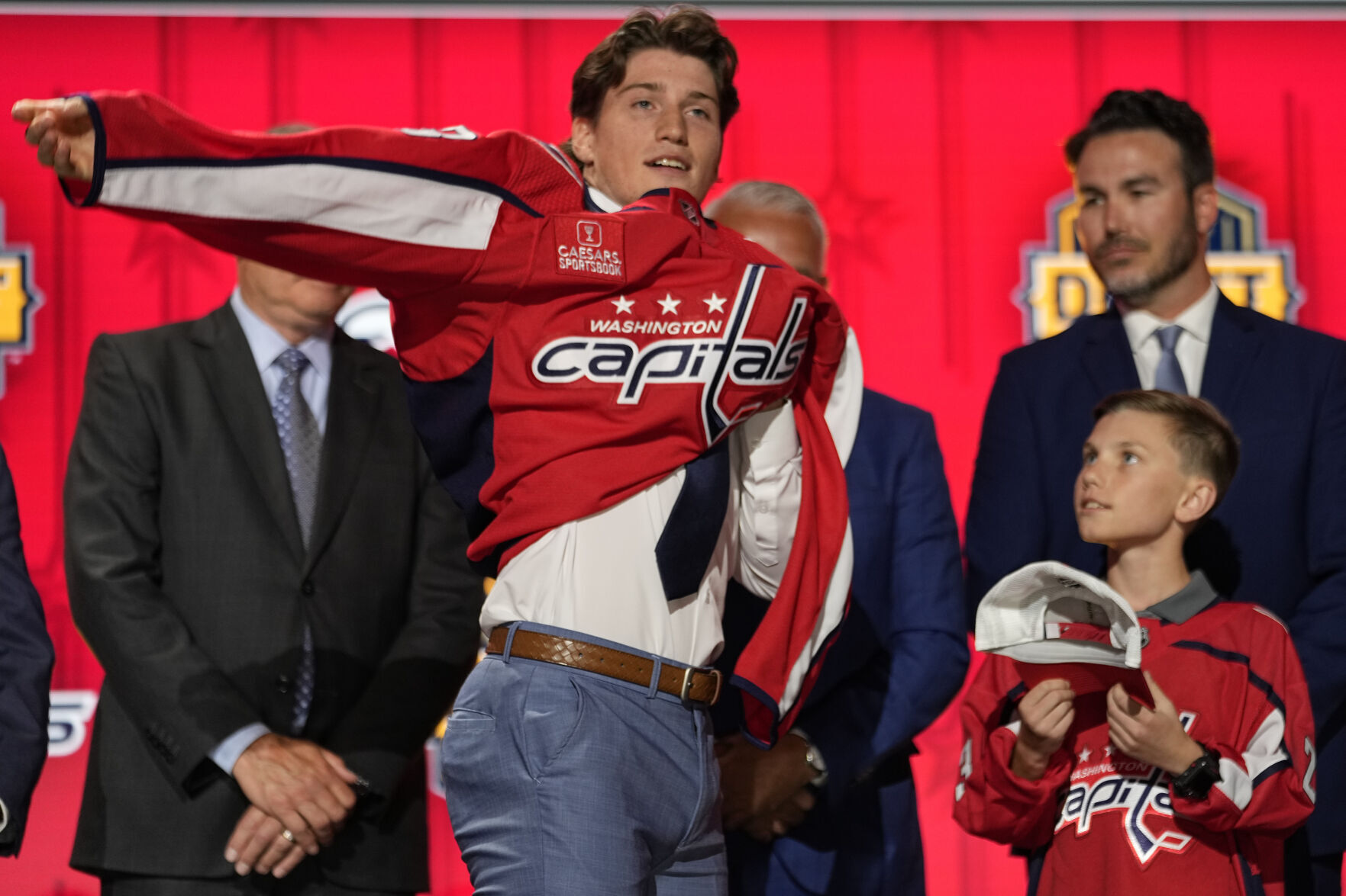 Capitals take power forward Ryan Leonard with eighth pick in NHL draft