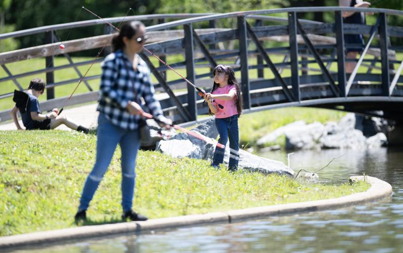 Mothers and children bond during learn-to-fish event | Environment | fredericknewspost.com Mothers and children bond during learn-to-fish event | Environment | fredericknewspost.com