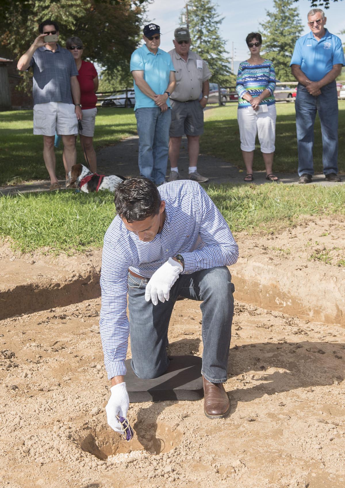 Walkersville pays tribute to victims of 1981 plane crash in memorial