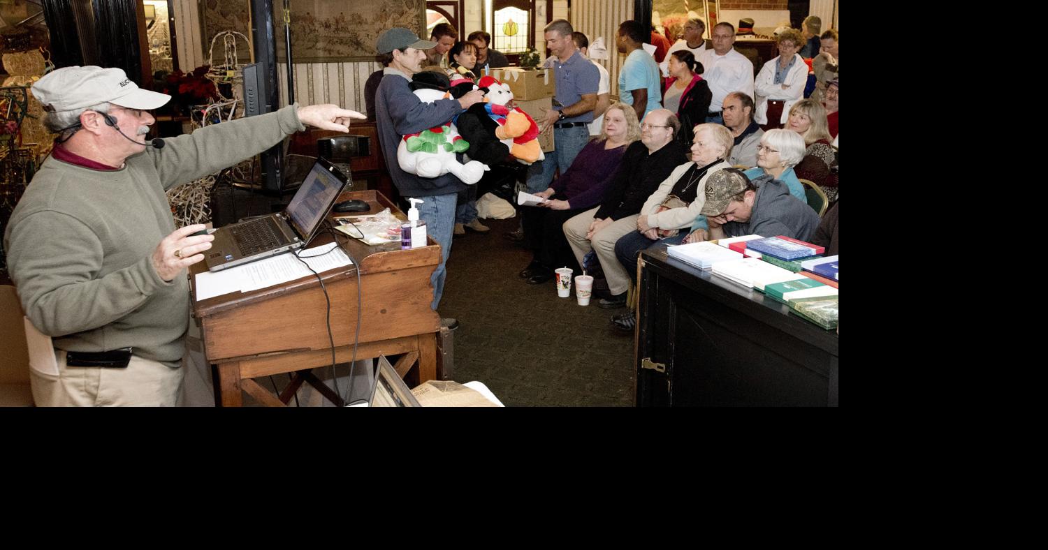 Auction at former Cozy restaurant draws bidders, curious former patrons