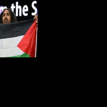 Filmmakers defend Berlin festival chief in Gaza row