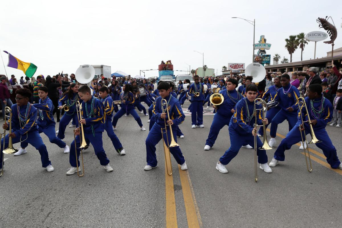 Mystic Krewe of Aquarius opens the second day of Mardi Gras | Local