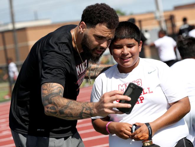 This city made me': Evans continues commitment to Galveston with annual  camp, Local Sports