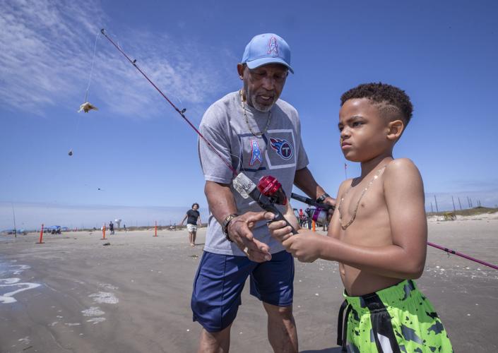 Hook, line and flanker: NFL alumni host youth fishing event, Local Sports