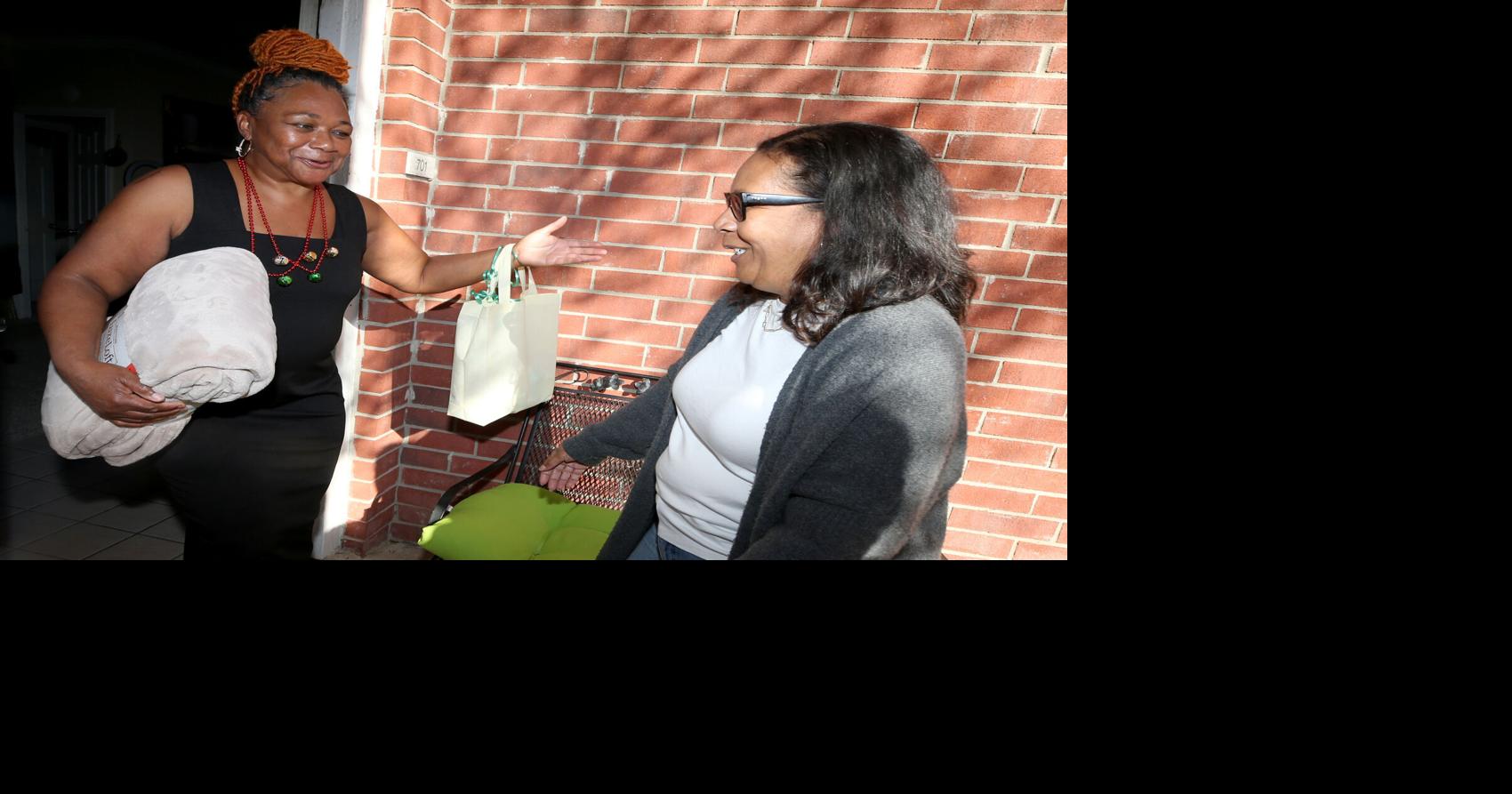 Meals on Wheel volunteers deliver presents to homebound seniors in ...