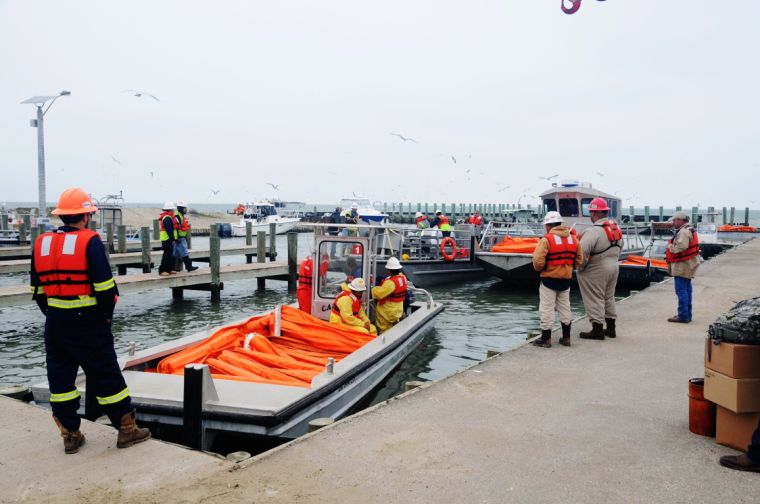 Work focused on mopping oil spill to restore shipping traffic Free