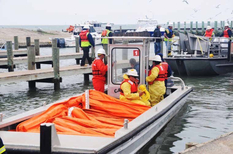 Work focused on mopping oil spill to restore shipping traffic Free
