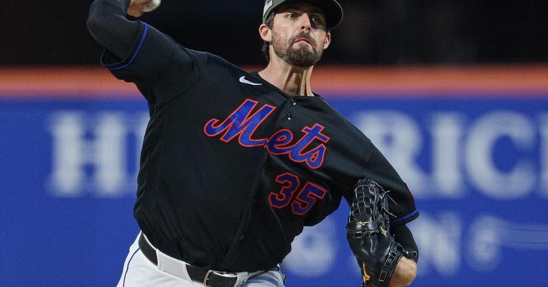 May 15, 2026; New York City, New York, USA; New York Mets pitcher Clay Holmes (35) delivers a pitch during the third inning against the New York Yankees at Citi Field. Mandatory Credit: Vincent Carchietta-Imagn Images