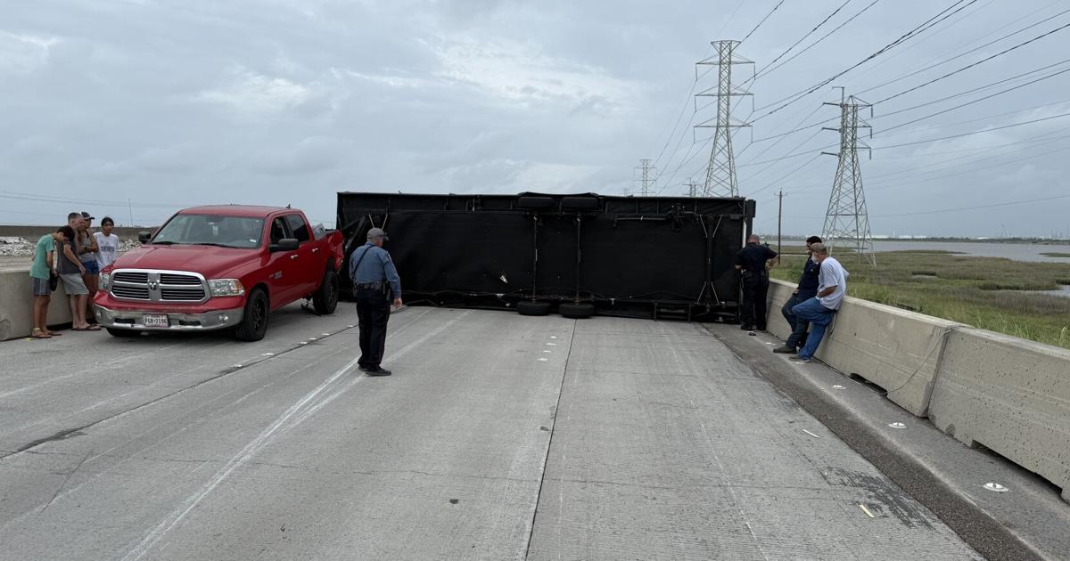 BREAKING: RV overturns on Interstate 45, shuts down northbound lanes