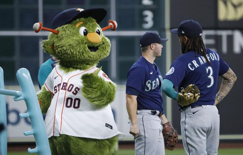 August 23, 2015: Houston Astros mascot orbit waves the victory