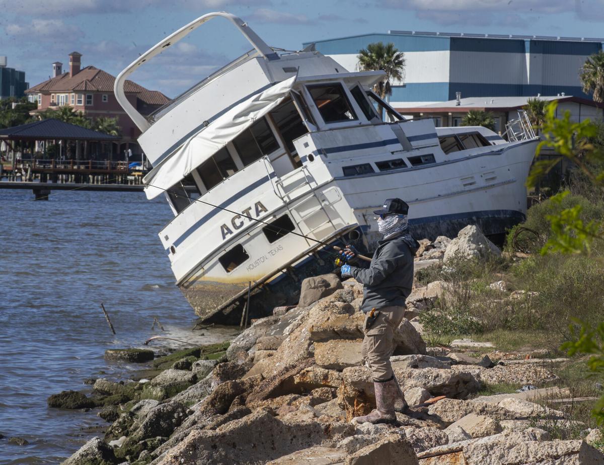 Damaged shrimp boat occupying ST.Andrews Bay, image size:1200x924