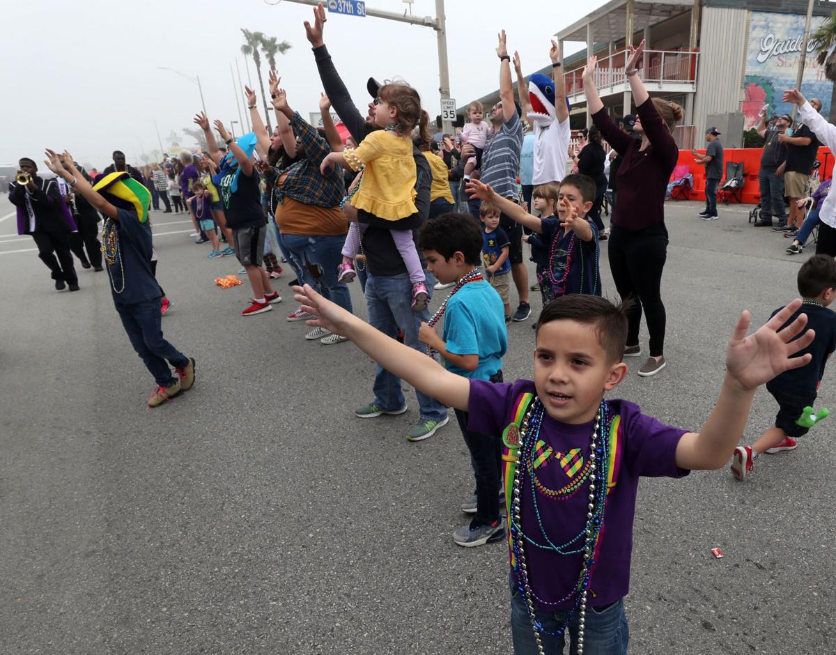 Revelers celebrate Mardi Gras on the Seawall | Local News | The Daily News