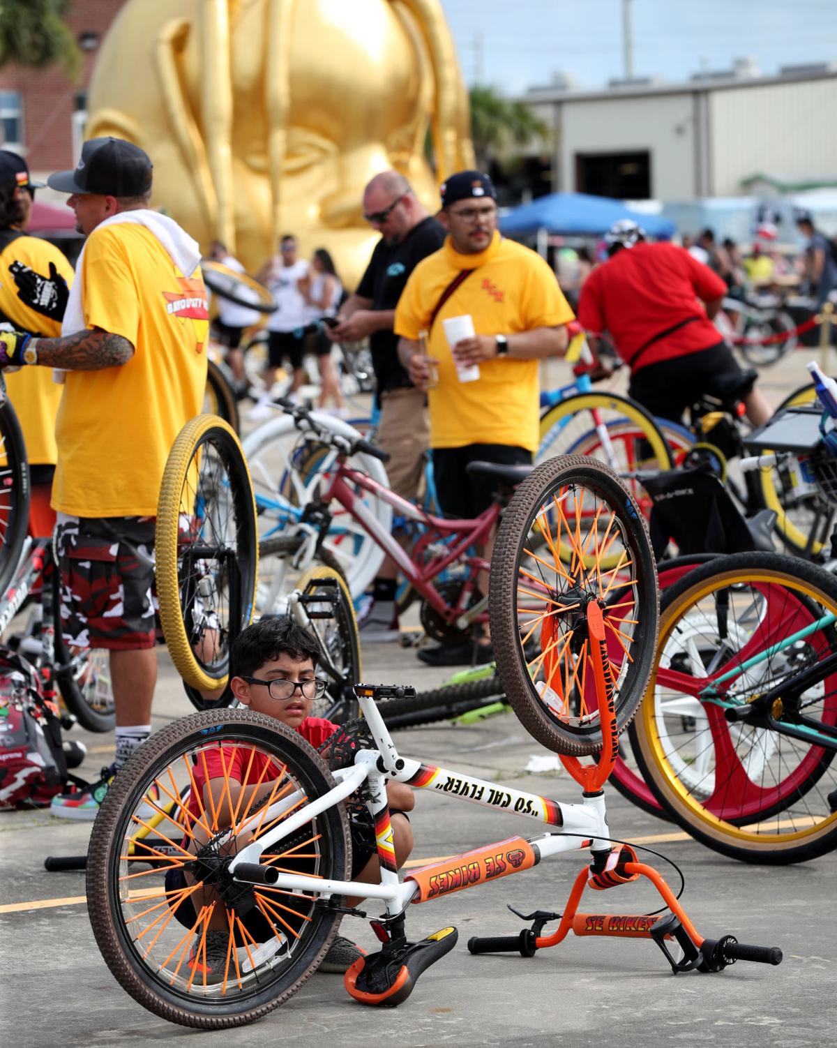 Thousands of cyclists descend on island for ride out
