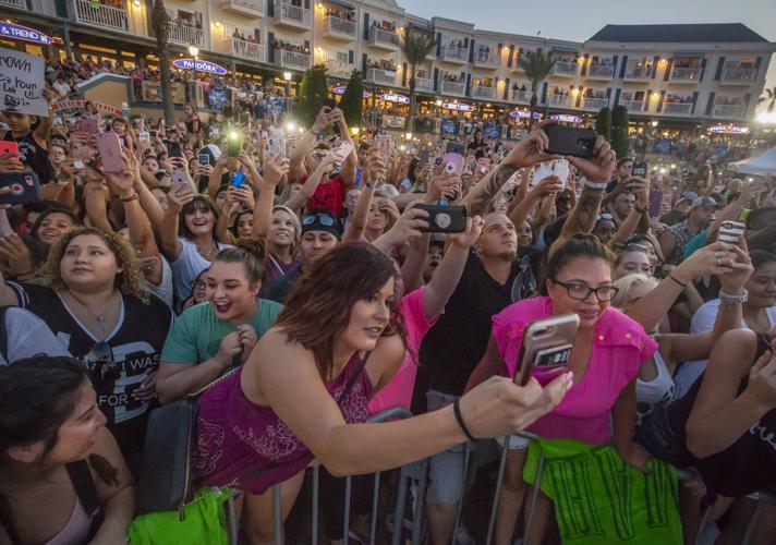 Photos Kane Brown Fans Pack The Kemah Boardwalk For Free Concert In