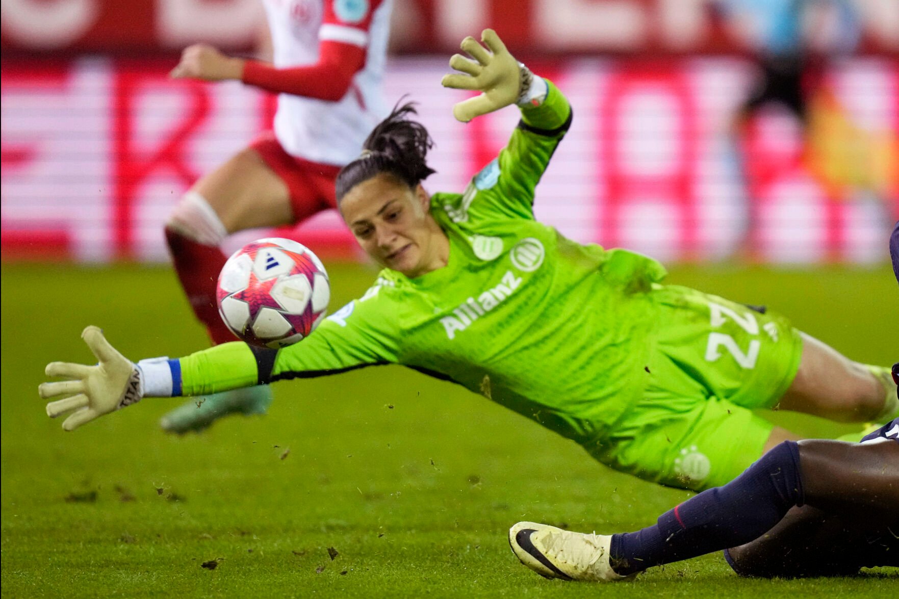 Bayern Munich Goalkeeper Mala Grohs Diagnosed With A Malignant Tumor ...