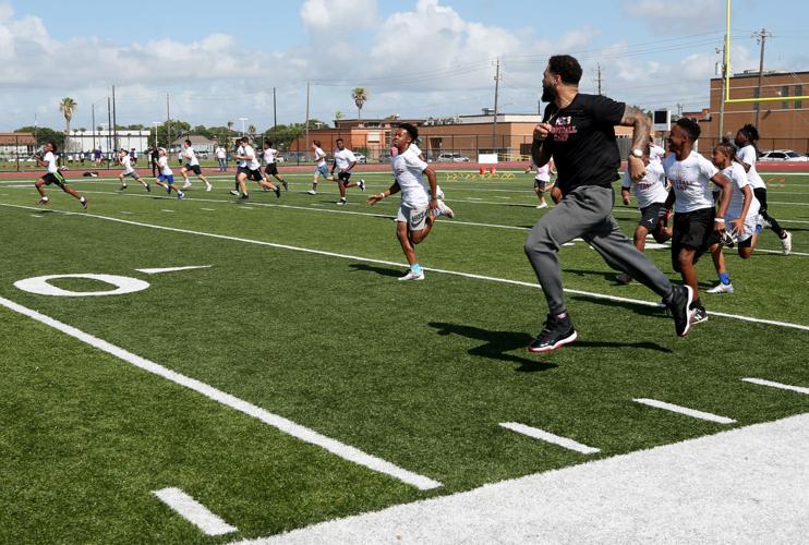This city made me': Evans continues commitment to Galveston with annual  camp, Local Sports