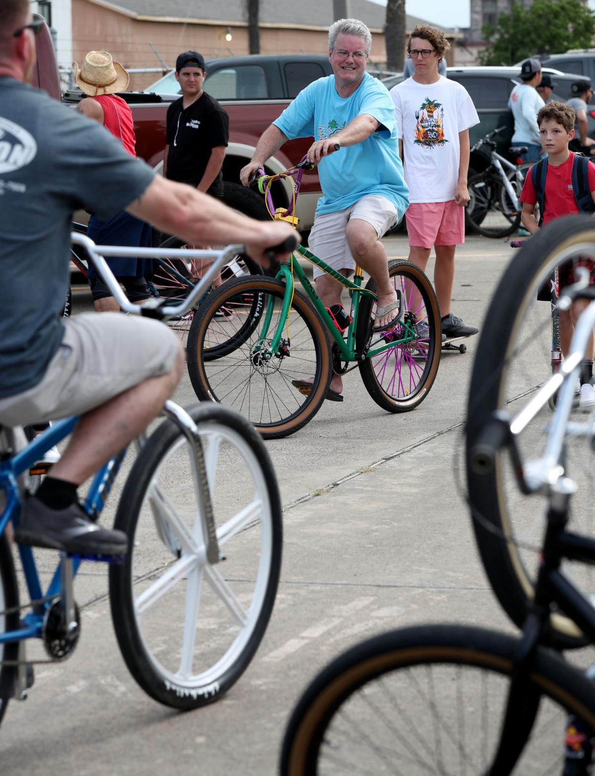 Thousands of cyclists descend on island for ride out