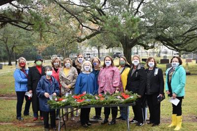 DAR participates in Wreaths Across America