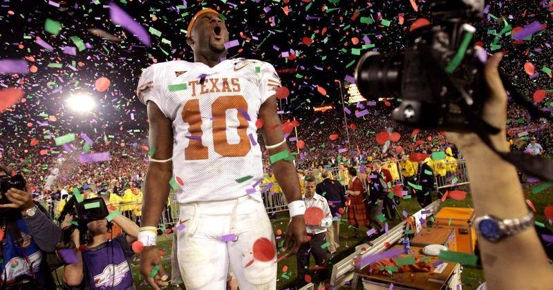 Texas Longhorns quarterback Vince Young celebrates his teams 41-38 victory over the USC Trojans for the national championship at the 92nd Rose Bowl game in Pasadena, California January 4, 2006. REUTERS/Mike Blake