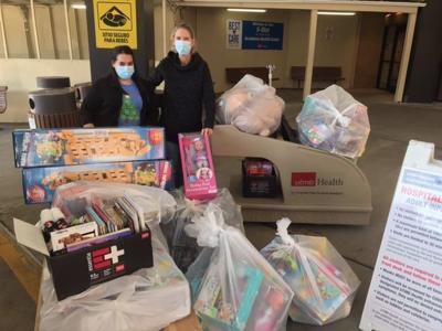 Galveston Country Club donates gifts to hospital