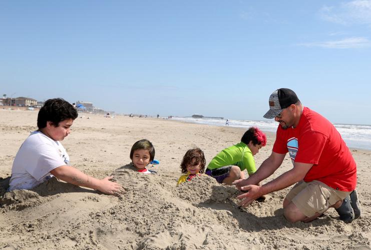 High Fuel Prices Aren T Keeping Spring Breakers Away Galveston Officials Say The Daily News