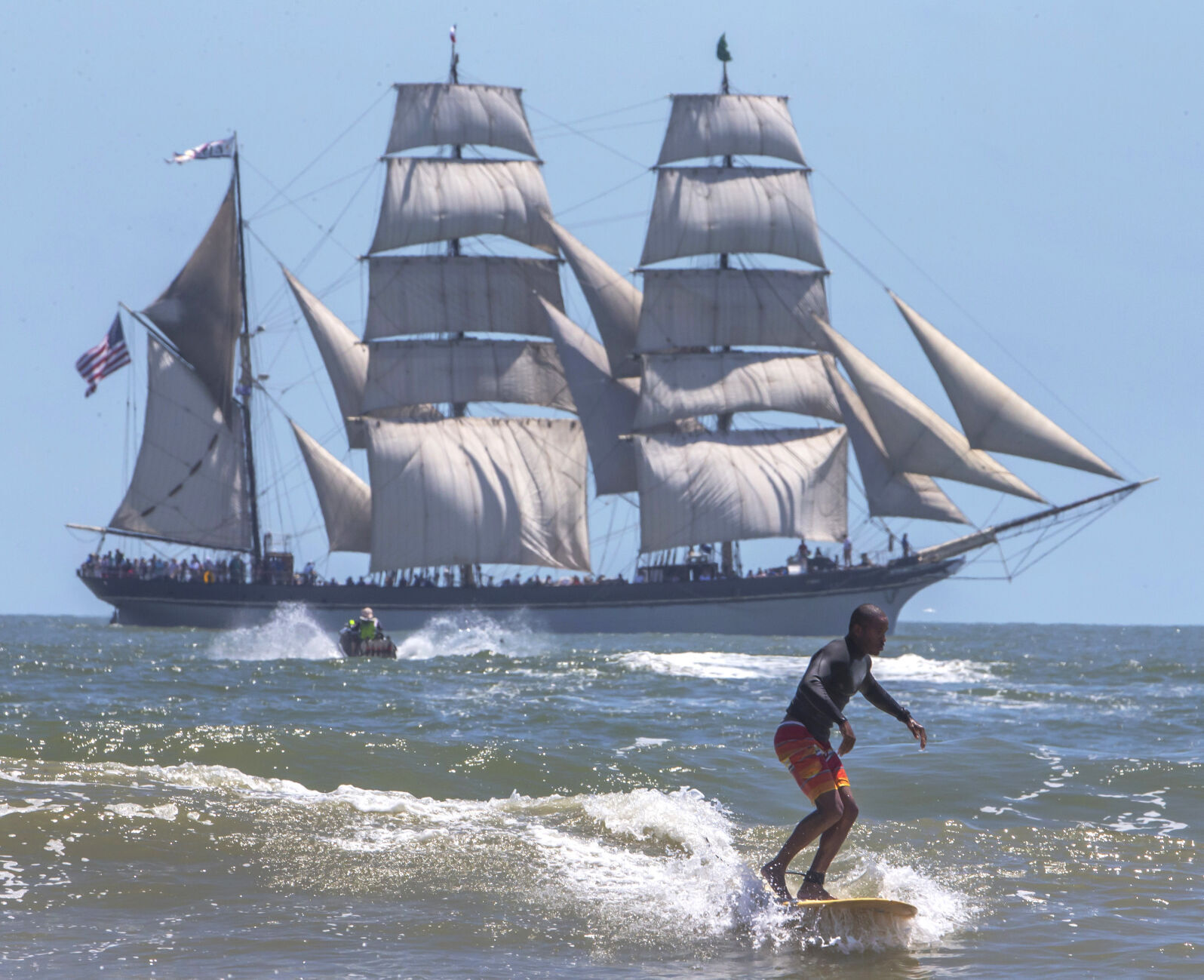 Hundreds gather on Galveston s seawall to view tall ships parade