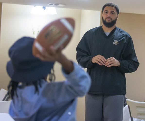 Mike Evans Family Foundation provides meals in Galveston, Local Sports