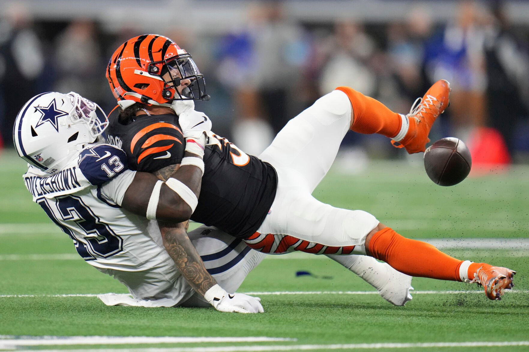 Cowboys' Overshown Suffers Knee Injury Against Bengals That Coach Calls ...