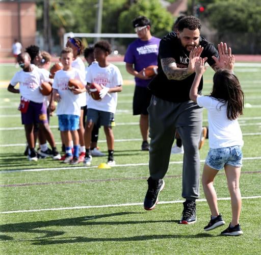 This city made me': Evans continues commitment to Galveston with annual  camp, Local Sports
