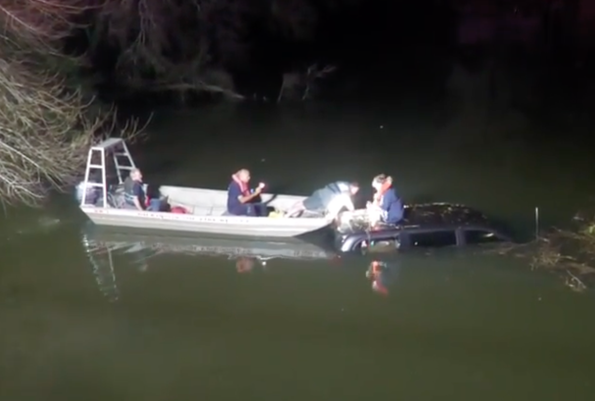 Cayuga Lake boat accident sends two to hospital (photos), image size:1200x809