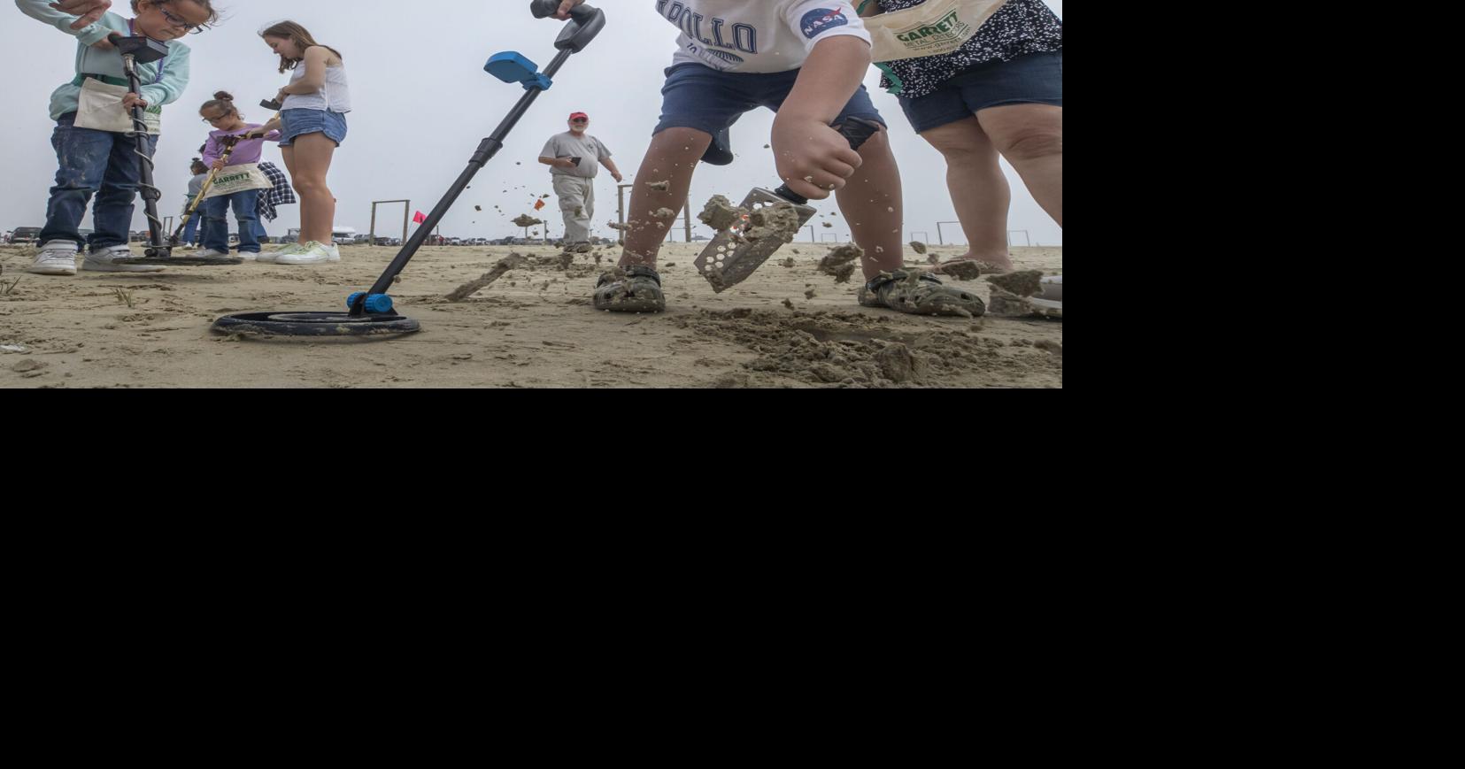 Metaldetector enthusiasts hunt treasure Galveston Local News The