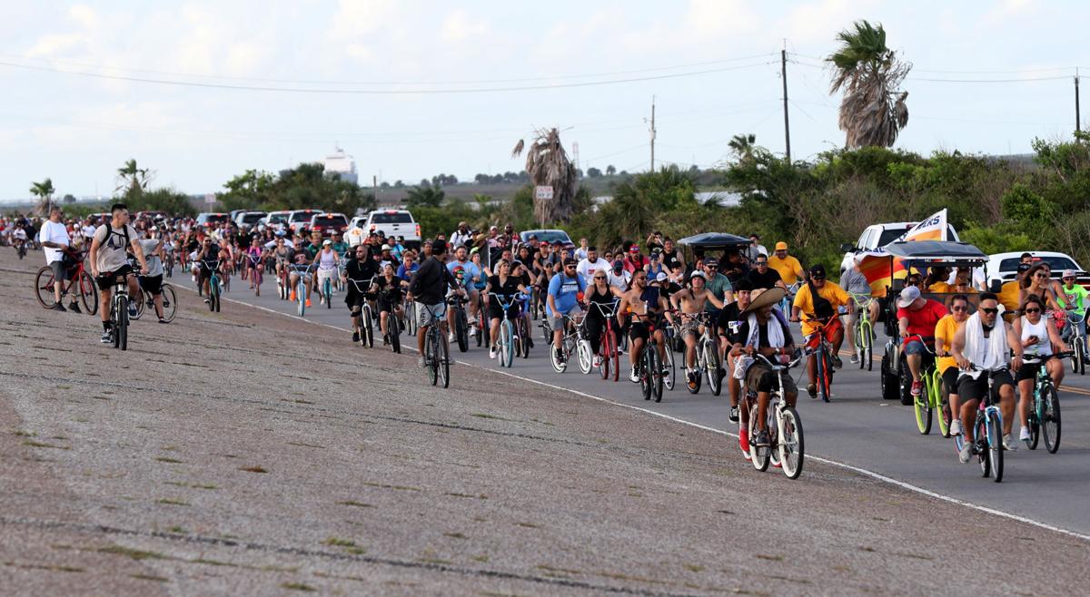 Thousands of cyclists descend on island for ride out