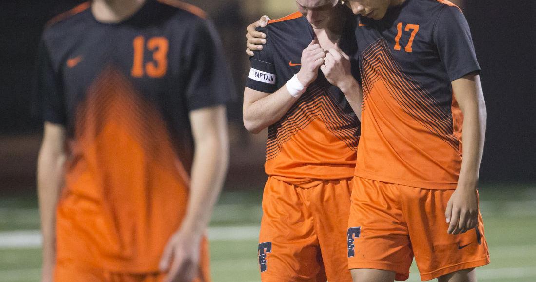 Boys soccer: Referee's calls deliver Angleton PK shootout win, rob ...