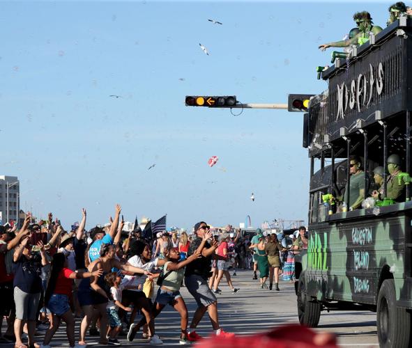 Crowds pack beaches, seawall for Fourth of July Celebrations Local