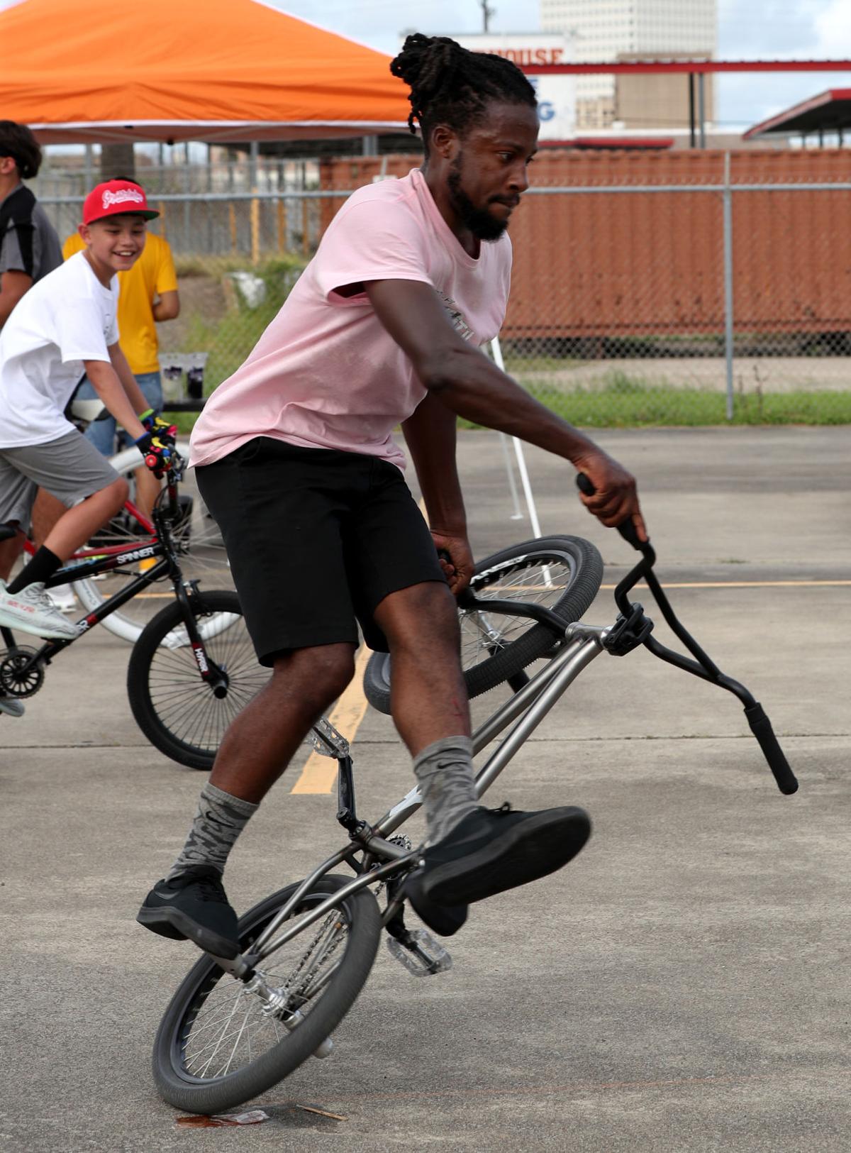 Thousands of cyclists descend on island for ride out