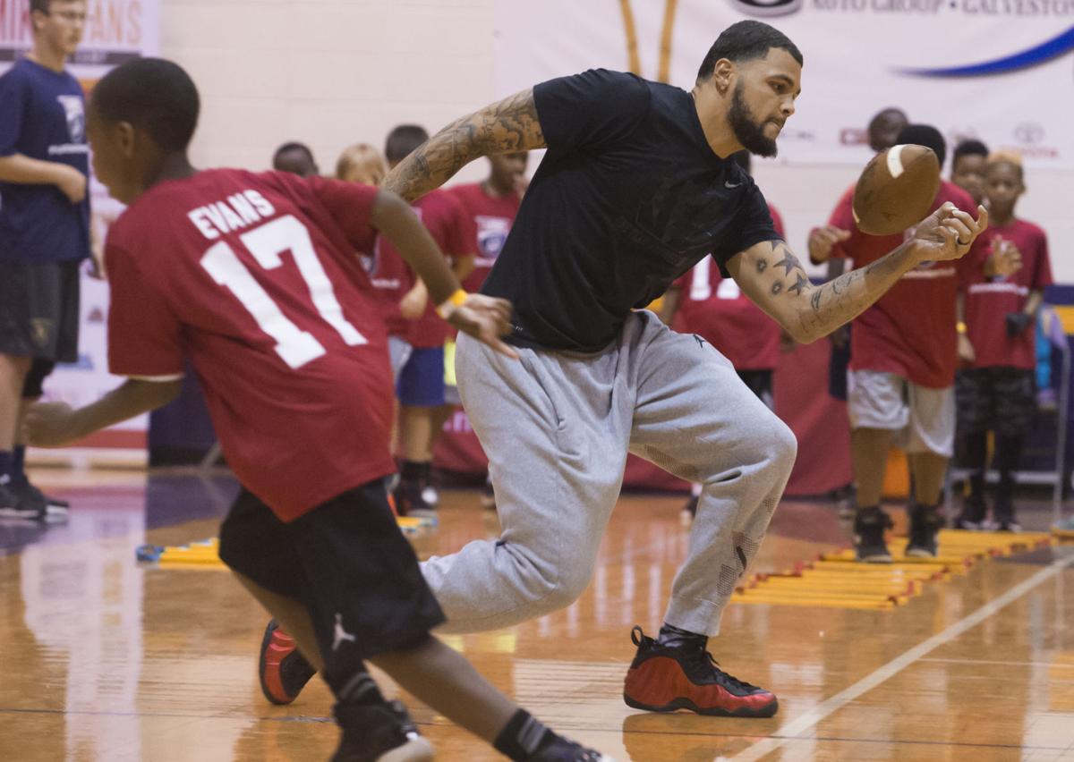 Nfl Wide Receiver Mike Evans Returns To Galveston For Free Football Camp Local Sports The Daily News