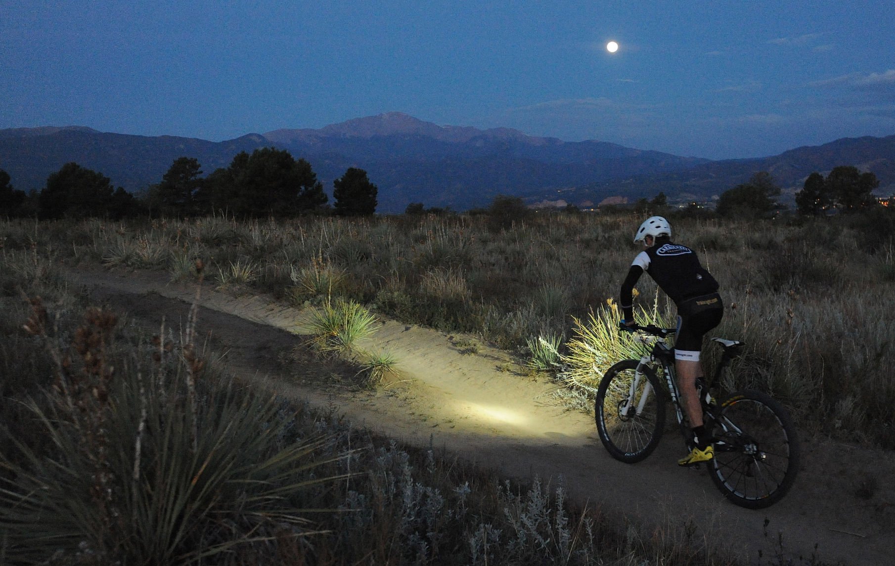 Chambers overcomes flat tire to win 24 hour mountain bike race