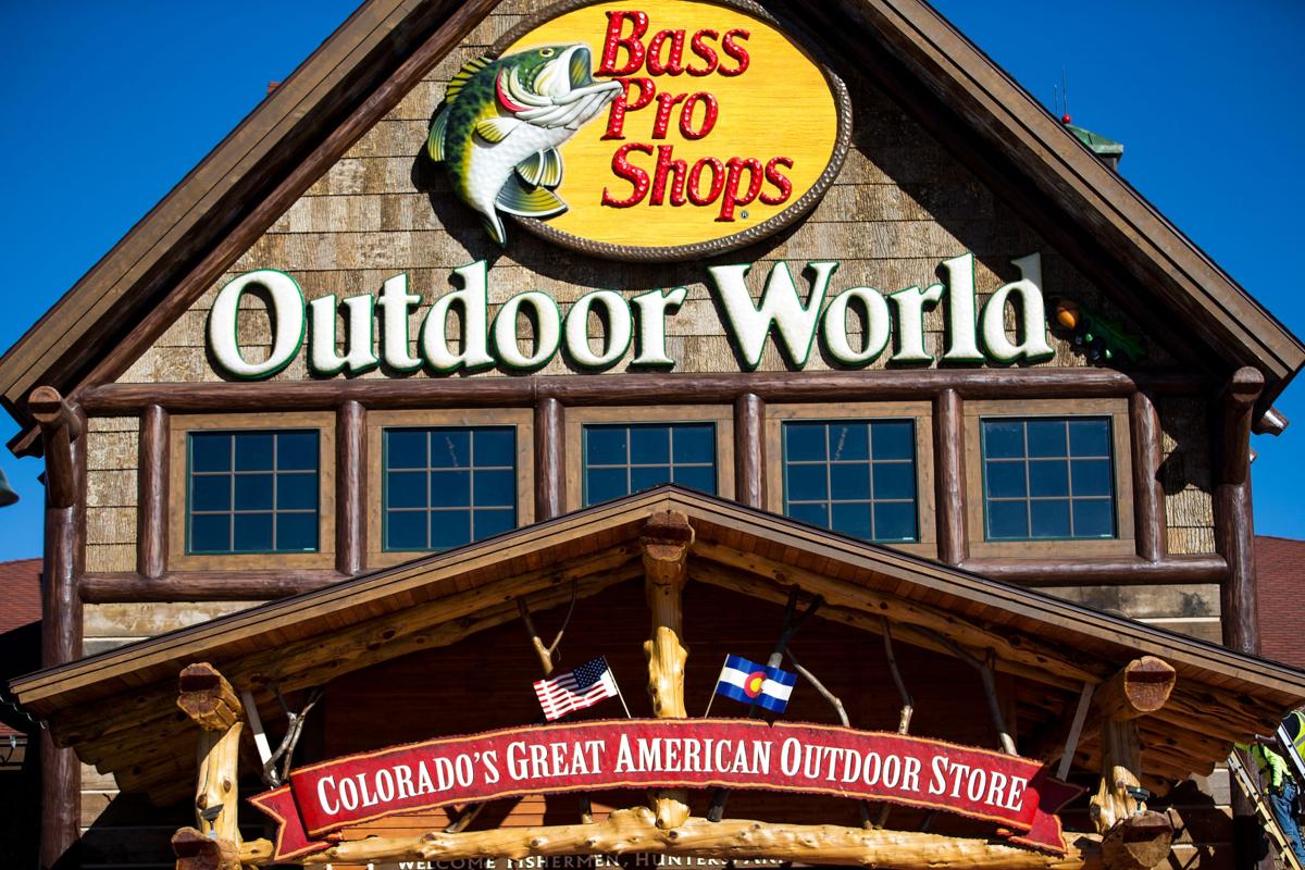 Denver Police Teen Who Jumped Into A Fish Tank At Bass Pro Shops In Could Face Charges Colorado Springs News Gazette Com
