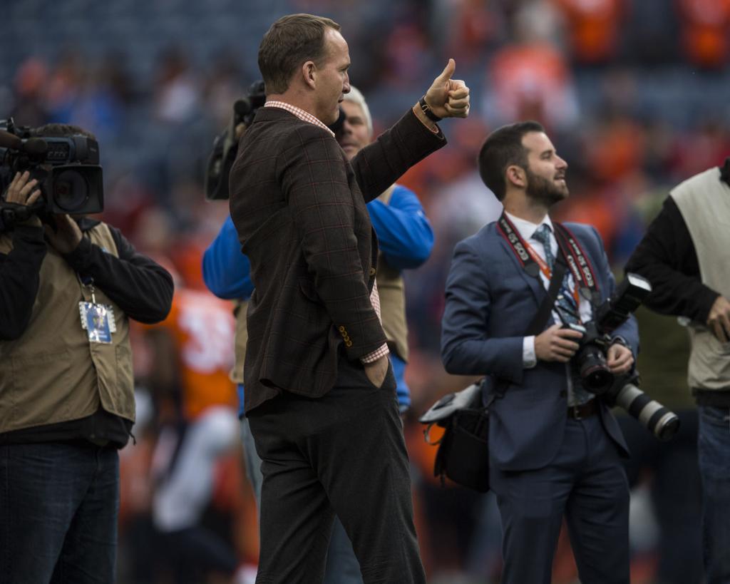 Peyton Manning Drops By Broncos Practice Ap Gazette Com