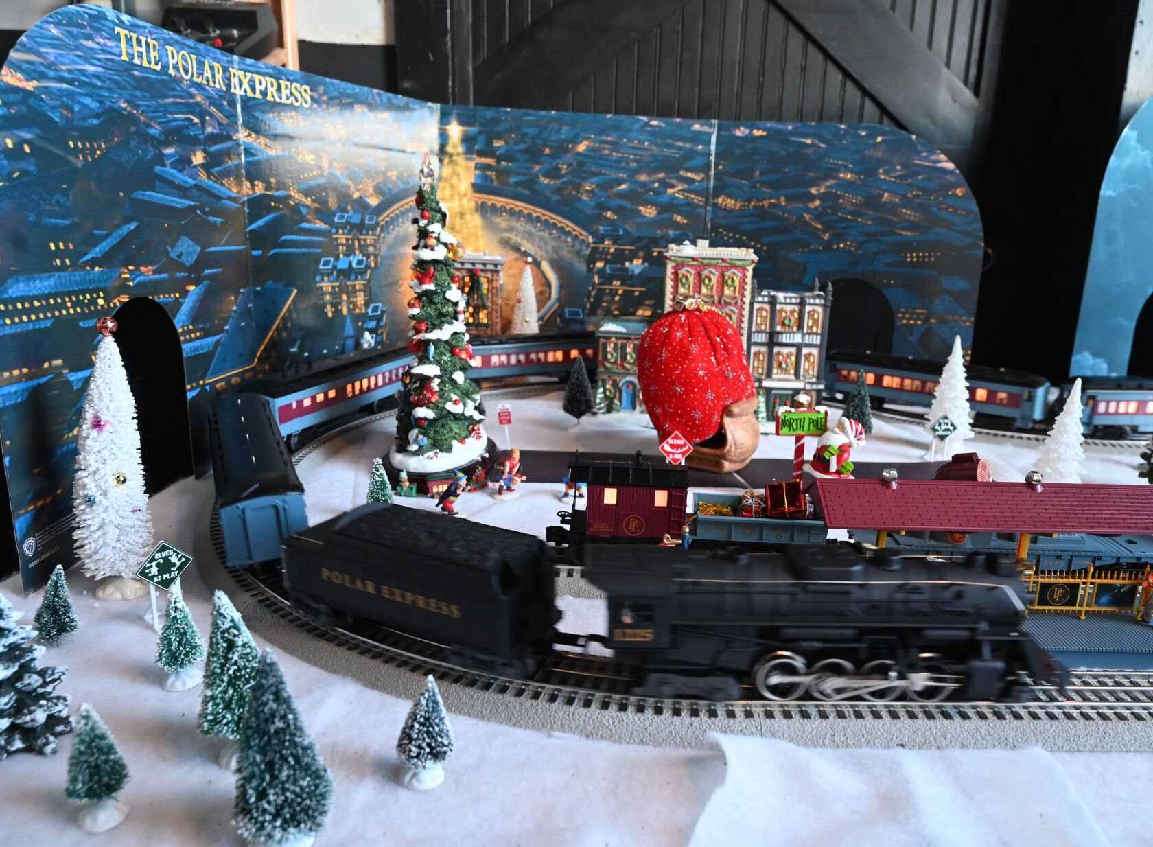 Polar express cheap christmas train set