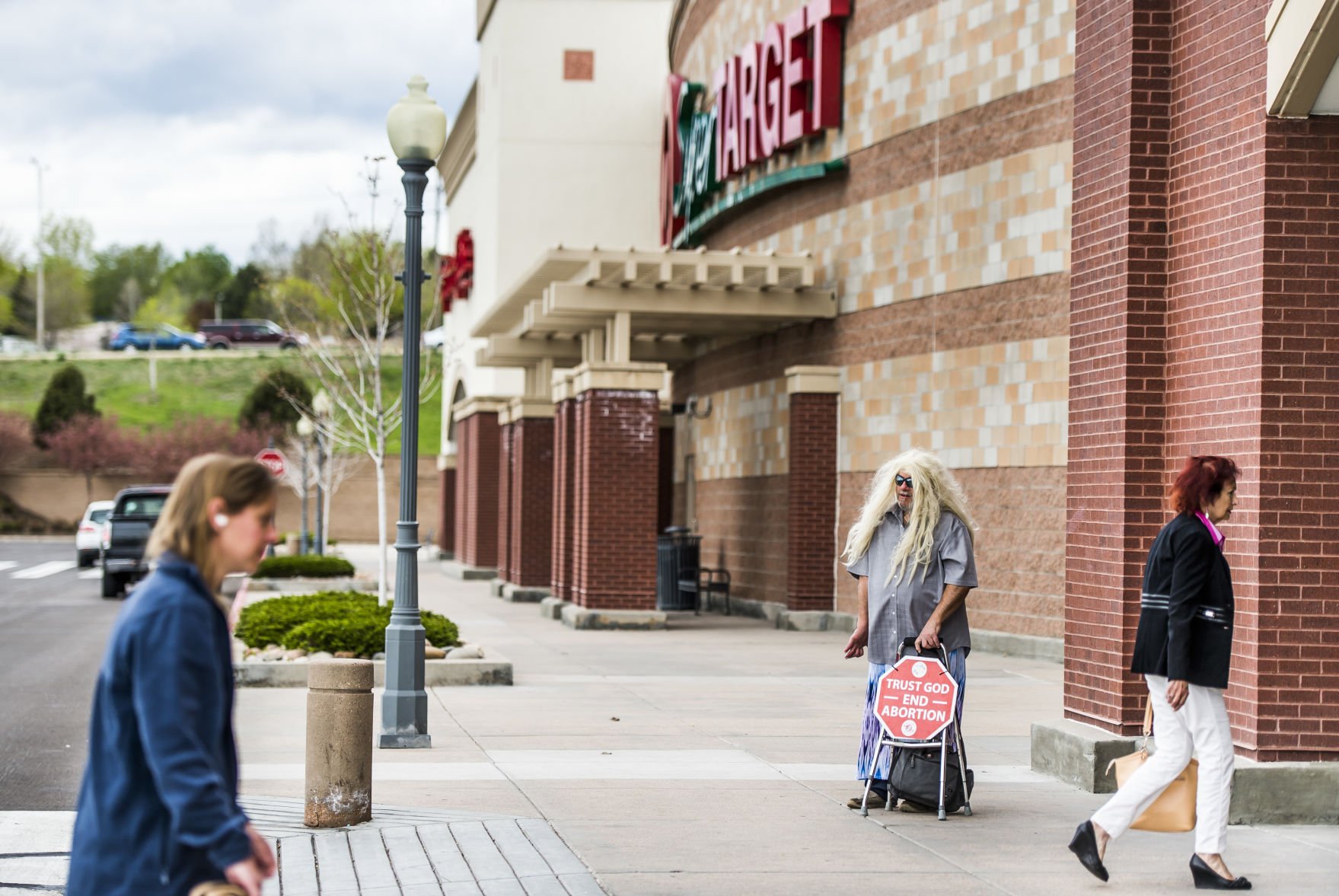 Colorado Springs man dons wig to protest Target transgender rule